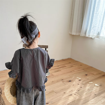 キッズ用半袖ブラウス ダークグレー、背面のフリル袖とギャザー