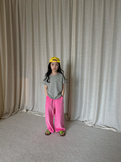 クルーネック半袖Tシャツ（グレー）を着用した子どもの全身