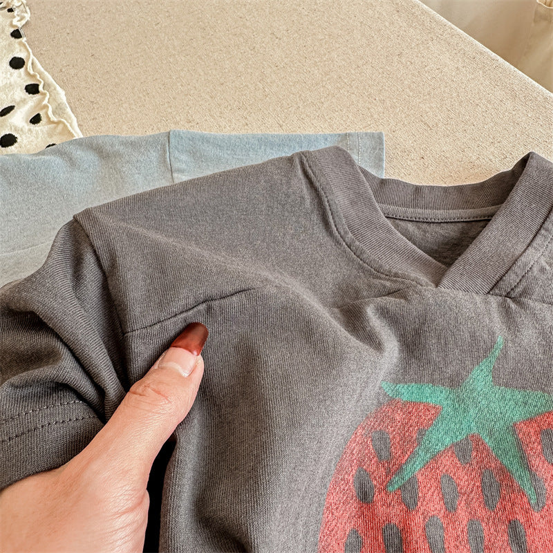ダークグレーVネック半袖Tシャツのいちごプリントアップ