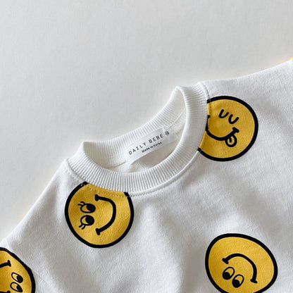 ホワイトの半袖Tシャツ、ニコ顔プリントのアップ
