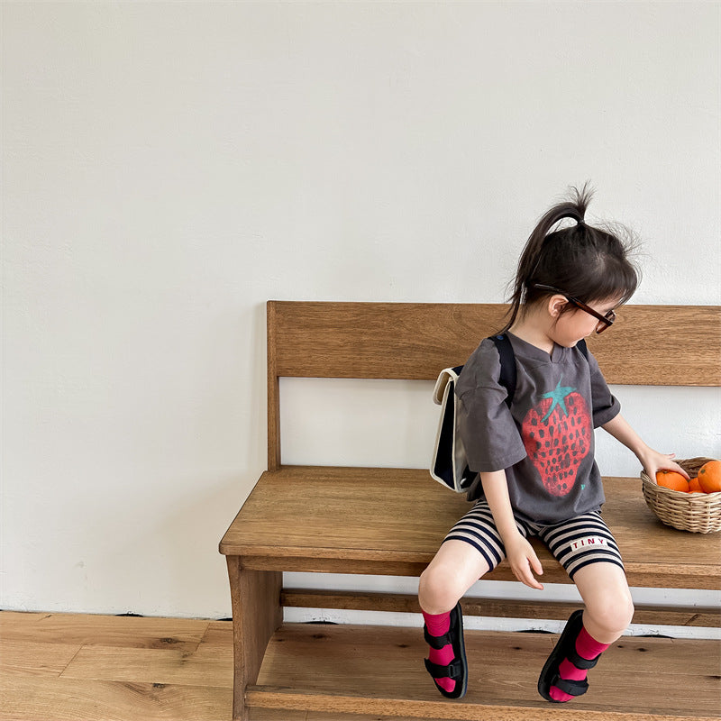 キッズ用Vネック半袖Tシャツ いちごプリントのダークグレー