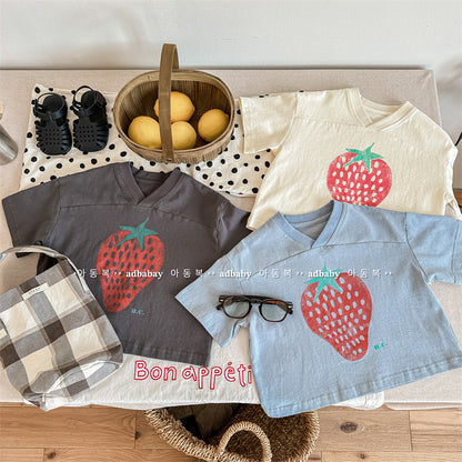 3色のキッズVネック半袖Tシャツ（ダークグレー・ライトブルー・クリーム）いちごプリント
