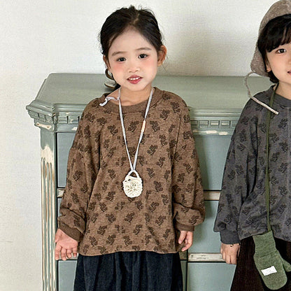 キッズ用ルーズ長袖Tシャツ、ブラウンの花柄風総柄。丸首のプルオーバー。