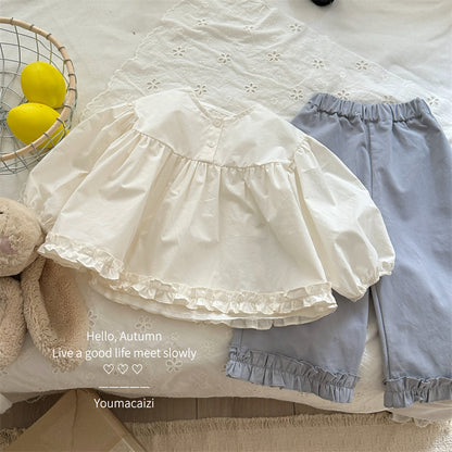 キッズの裾フリルストレートパンツ（ブルー系）、前面のギャザー入り