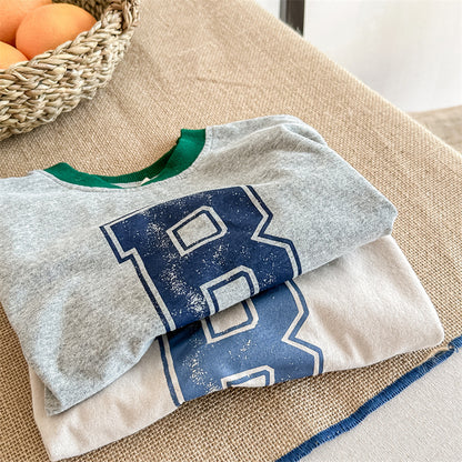 折りたたみ長袖Tシャツ、緑の襟とフロントの大きなBロゴプリント