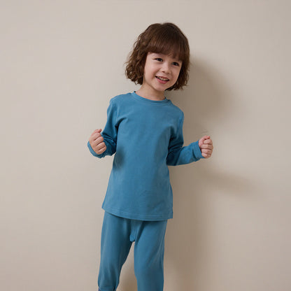 ブルーの長袖Tシャツとロングパンツのセットアップ（子ども用）