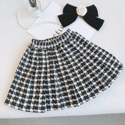 格子柄のプリーツスカート、白フリルとリボン装飾のディテール