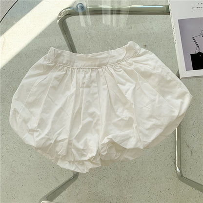 ホワイトのキッズバルーンシルエットショートパンツ（平置き）
