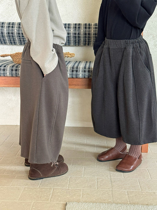 キッズ用ワイドクロップドパンツ グレー系、センタークリース風のゆったりシルエット、ウエストゴム