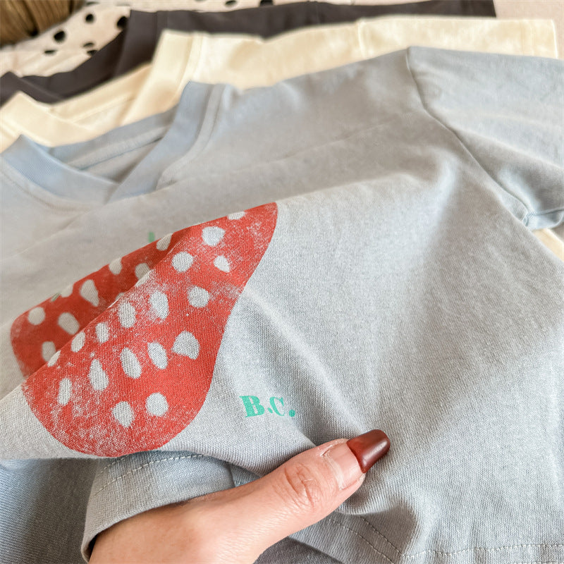 キッズ用Vネック半袖Tシャツ いちごプリント（ブルー）アップ