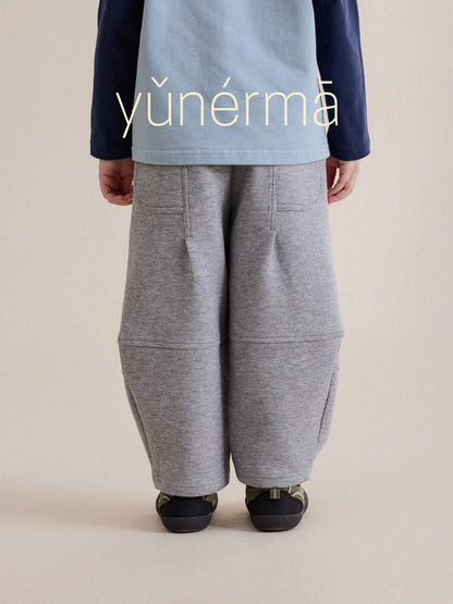 キッズ用スウェットパンツ（ライトグレー）ゆったりワイド、両サイドポケットが見える
