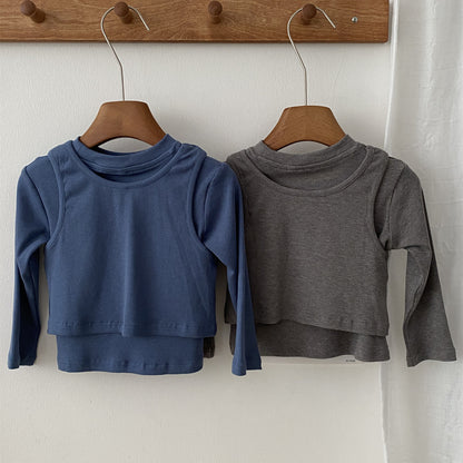 キッズ用長袖Tシャツ2枚、ブルーとグレーのプリントキャラクターデザイン