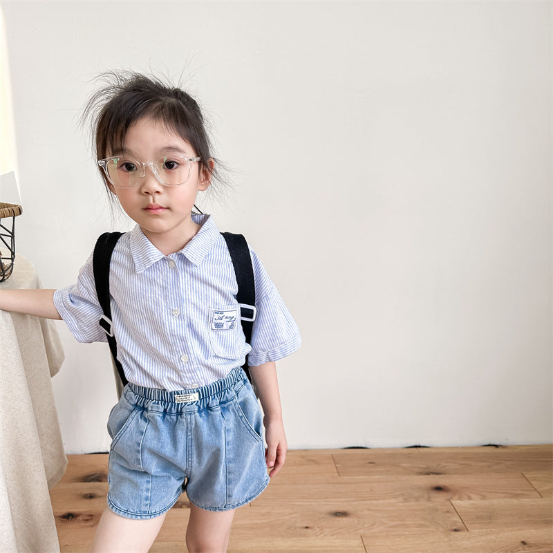 キッズ用ライトブルーデニムショートパンツ、フロントポケットとルーズフィット