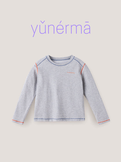 キッズ用長袖プルオーバーTシャツ（ライトグレー）前面アップ、ステッチと小ロゴ