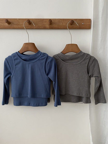 キッズ用長袖Tシャツ2枚、ブルーとグレーのプリントキャラクター