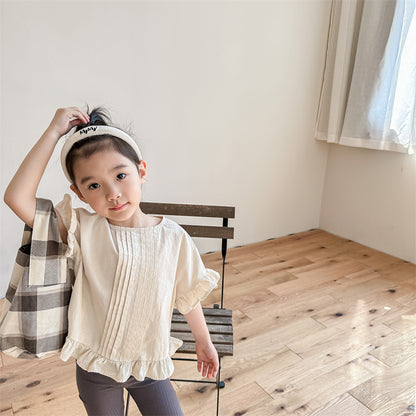 キッズ用ベージュのピンタック半袖フリルブラウス、フロントと袖のギャザー