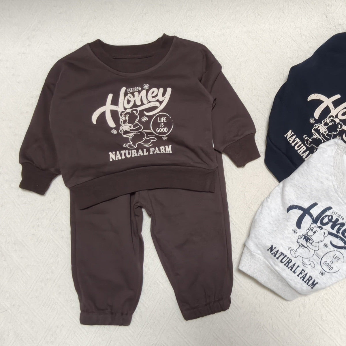 Conjunto de sudadera de manga larga con estampado de oso y logo de letras y pantalón largo para bebés y niños 【mh0014647】
