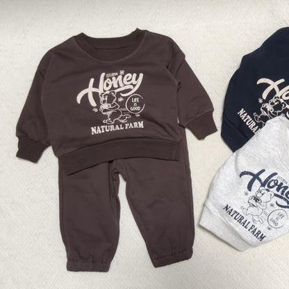 Conjunto de sudadera de manga larga con estampado de oso y logo de letras y pantalón largo para bebés y niños 【mh0014647】