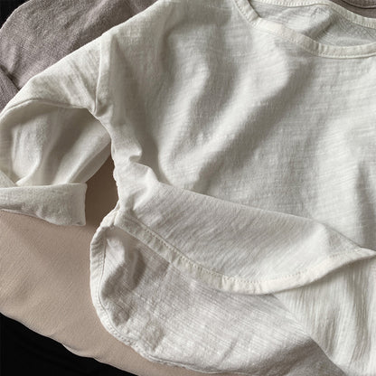白のキッズ長袖Tシャツ、ルーズシルエットのドロップショルダー