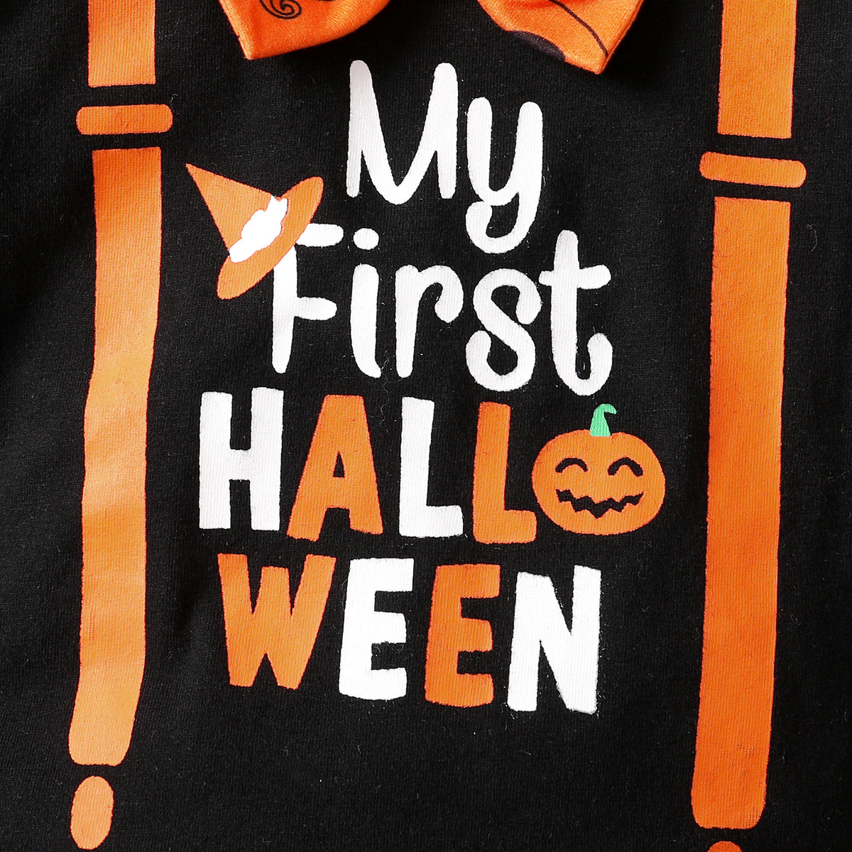 黒地ロンパース前面の『My first Halloween』プリントとオレンジ飾り