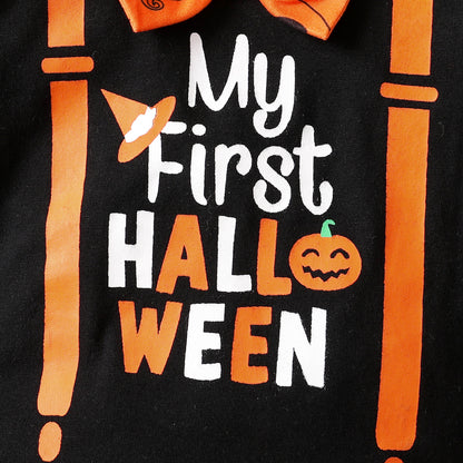 黒地ロンパース前面の『My first Halloween』プリントとオレンジ飾り