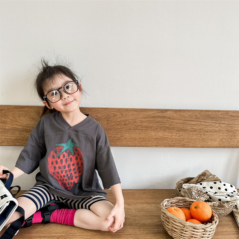 キッズ用Vネックルーズ半袖Tシャツ（ダークグレー）、いちご柄フロント