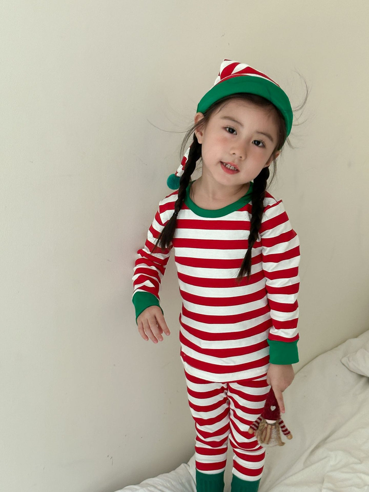 Kids' striped long-sleeve T-shirt, easy-fit long pants, and pom-pom motif cap: 3-piece set【mh0008100】
