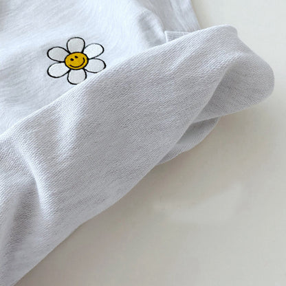 ベビー用ホワイト半袖Tシャツ生地、花ワンポイント刺繍
