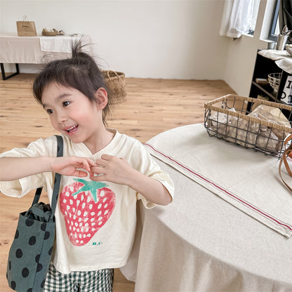 クリーム色キッズVネック半袖Tシャツ、いちごプリントとゆったりシルエット