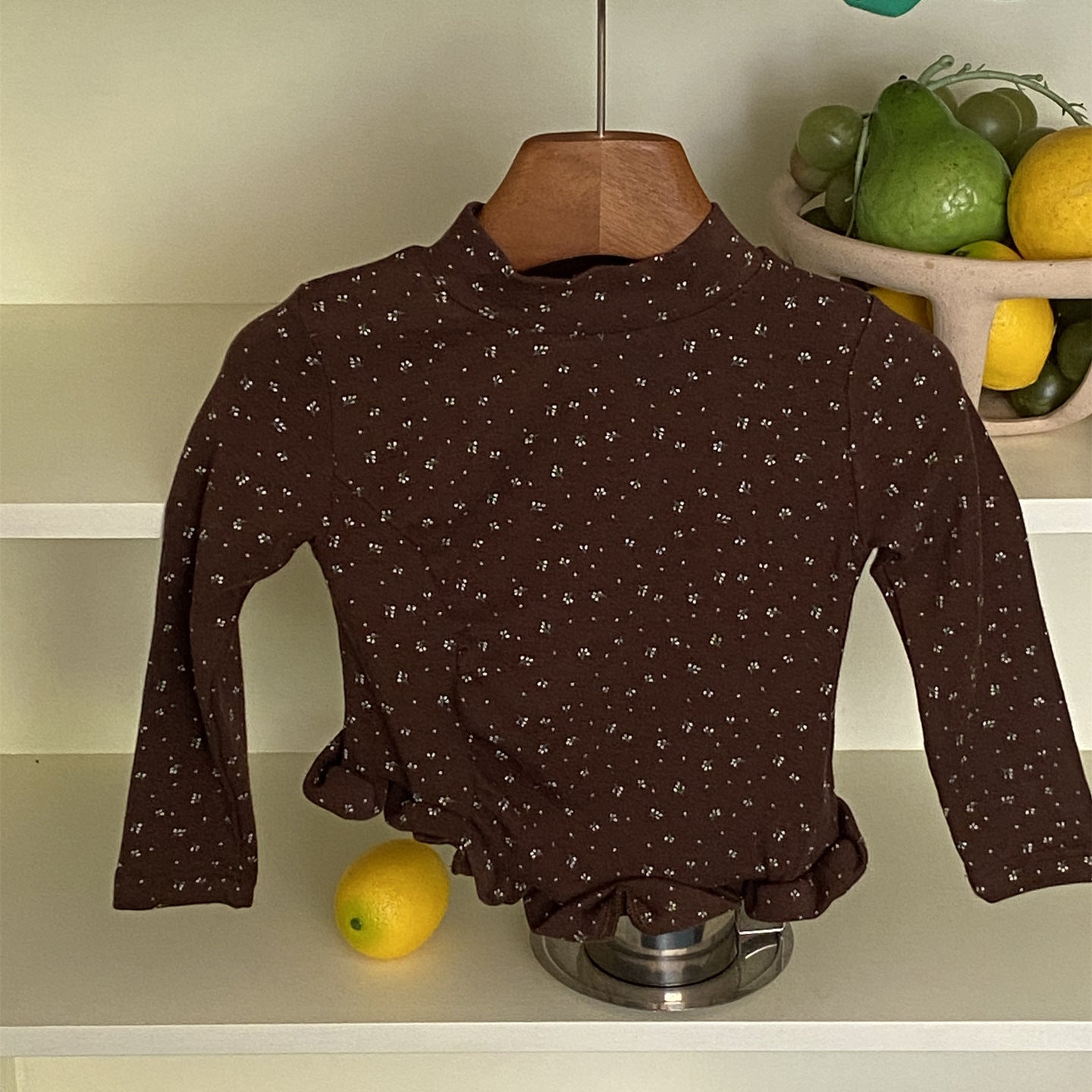 Camiseta de manga larga con cuello rizado y estampado floral para niños