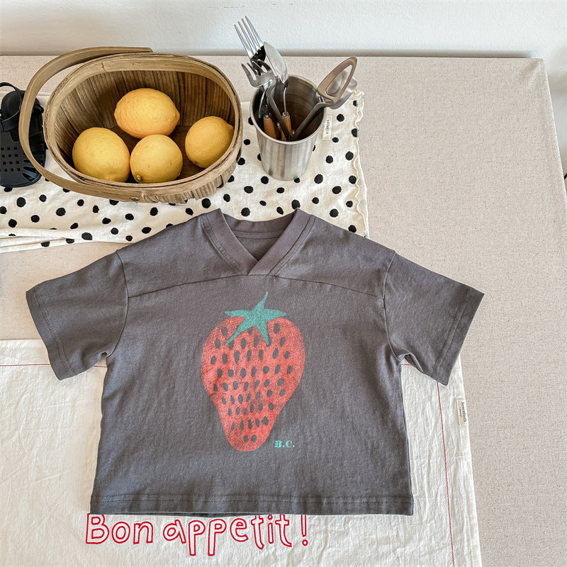 キッズ用Vネックルーズ半袖Tシャツ（ダークグレー）、いちごプリント
