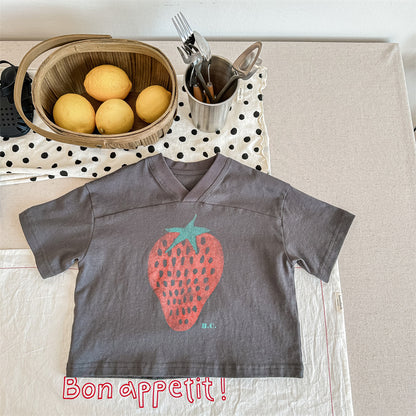 キッズ用Vネックルーズ半袖Tシャツ（ダークグレー）、いちごプリント