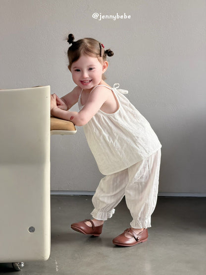 白い子ども用キャミソールパンツセット、薄手でギャザー入り