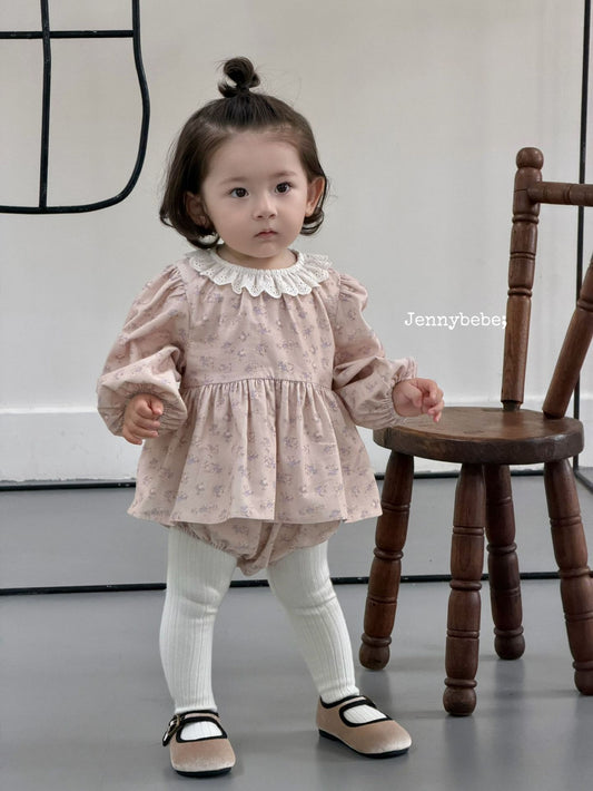 ベビー服セット、淡いピンクの総柄ブラウス（レース襟・フリル裾）と白いレギンス