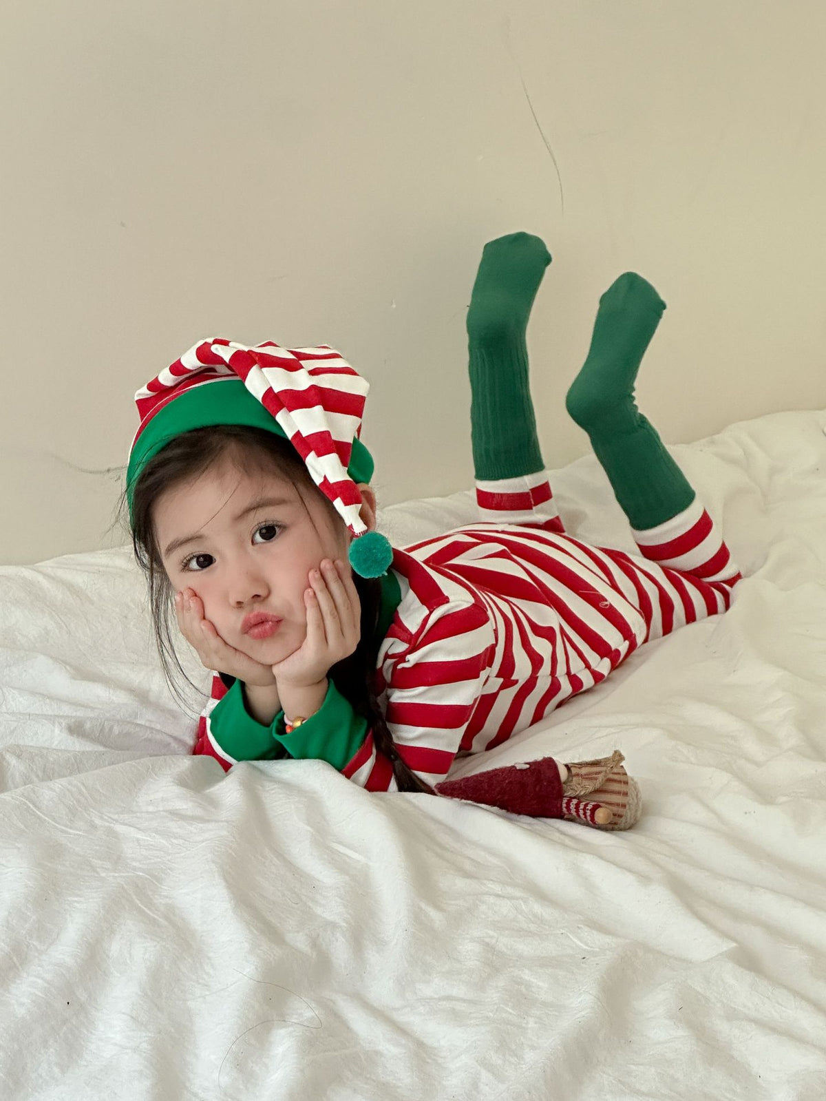Kids' striped long-sleeve T-shirt, easy-fit long pants, and pom-pom motif cap: 3-piece set【mh0008100】