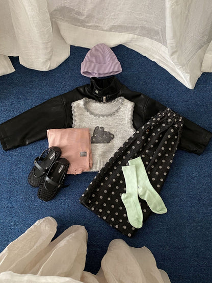 キッズ用デニムパンツ、黒地に白いドットのワイドシルエット