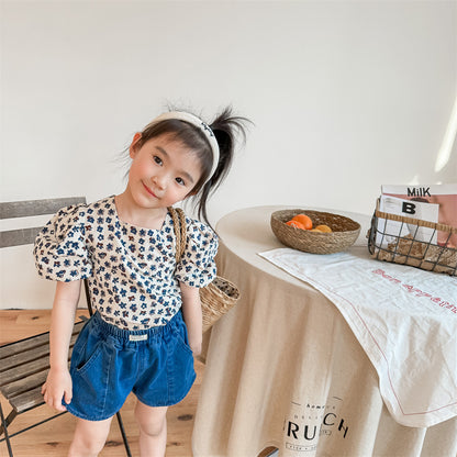 子どもが着用する小花柄パフスリーブ半袖ブラウス（花柄、ふんわり袖）