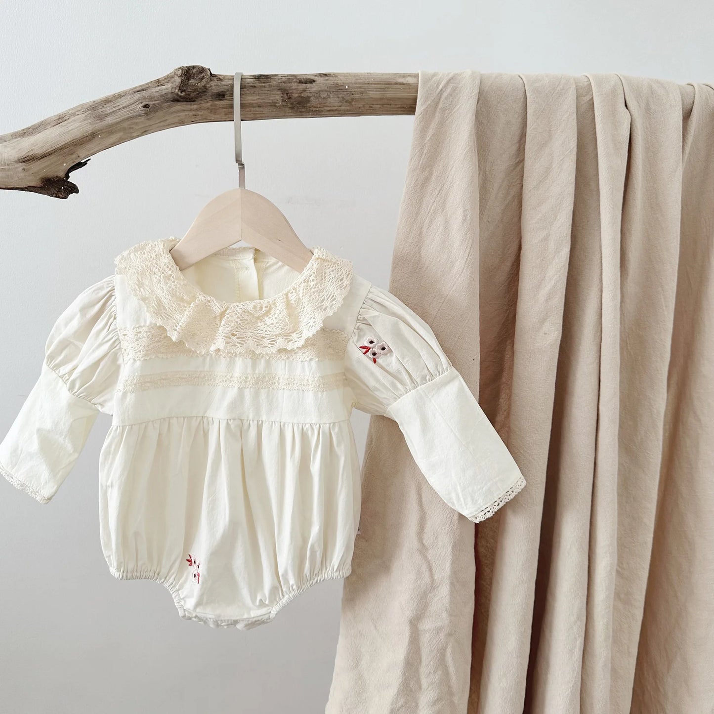 -ベビーロンパース 長袖パフスリーブボディスーツ レース襟 フラワー花柄刺繍 ベージュ【mh0004663】 - mamahalo shop - 長袖ロンパース -  べビー服 - 子供服 - 男の子 - 女の子