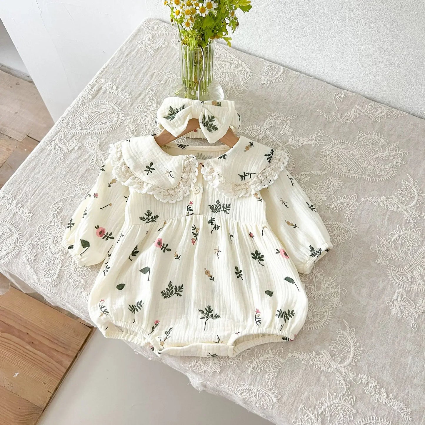 -ベビーロンパース レース縁取り丸襟リーフフラワープリント長袖ボディスーツ+リボンヘアバンドセット アプリコット【mh0007393】 - mamahalo shop - 長袖ロンパース -  べビー服 - 子供服 - 男の子 - 女の子