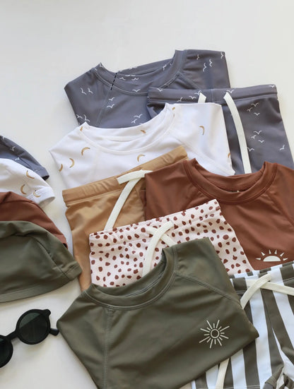 -キッズ水着 ボーイズ 半袖長袖 セパレートラッシュガード  スイムウェア スイミングウェア 帽子セット【mh0004294】 - mamahalo shop - ベビー用水着 -  べビー服 - 子供服 - 男の子 - 女の子