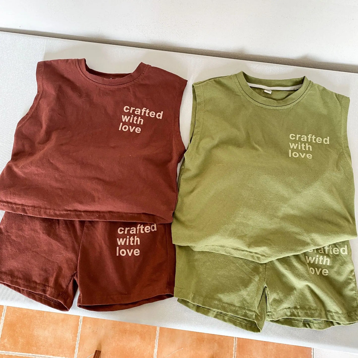 -キッズセットアップ 2点セット ノースリーブタンクトップ+ショートパンツ レターロゴプリント 2カラー【mh0004907】 - mamahalo shop - ノースリーブセットアップ -  べビー服 - 子供服 - 男の子 - 女の子