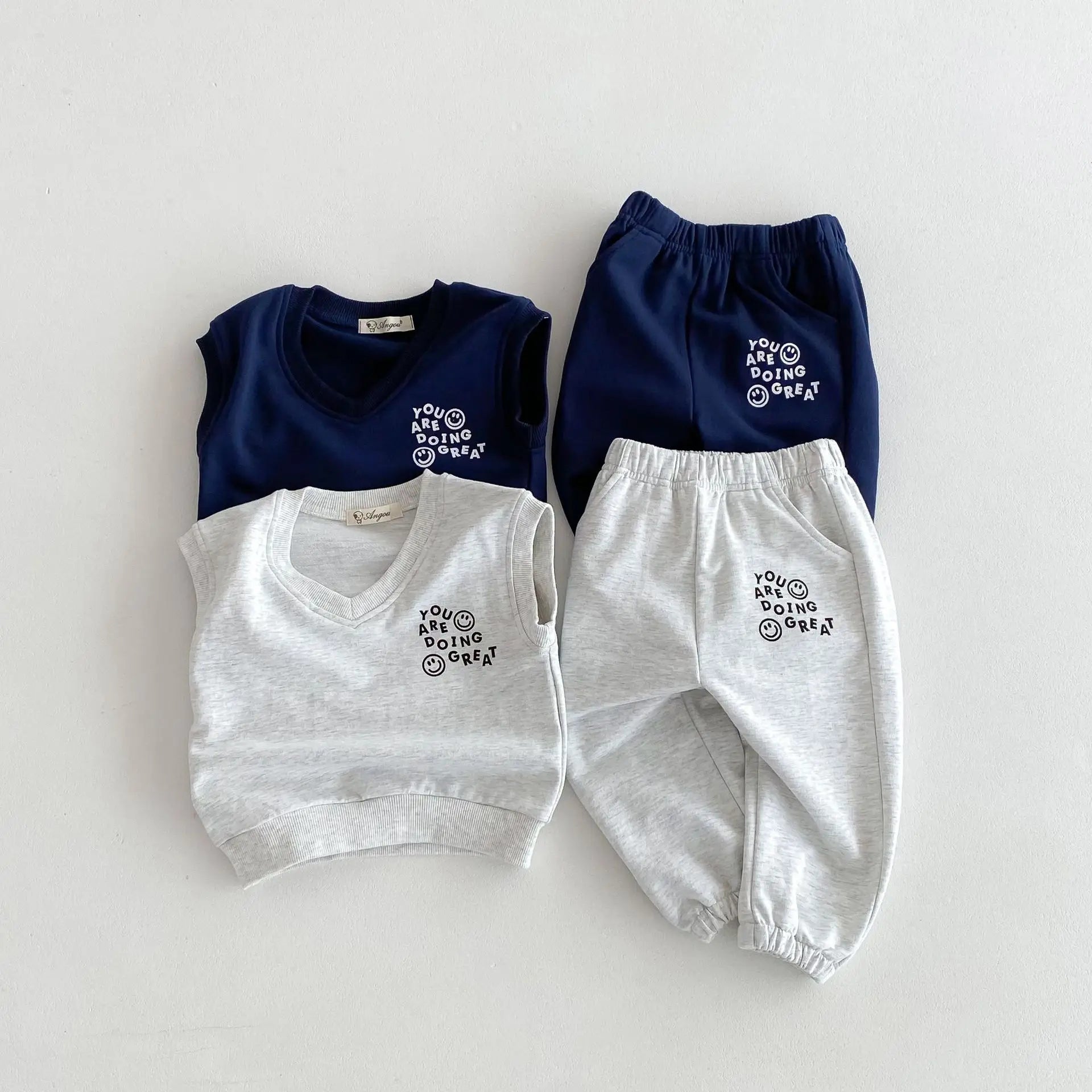 -キッズセットアップ 2点セット Vネックベストトップス+スウェットパンツ スマイルレターロゴプリント 2カラー - mamahalo shop - ノースリーブセットアップ -  べビー服 - 子供服 - 男の子 - 女の子