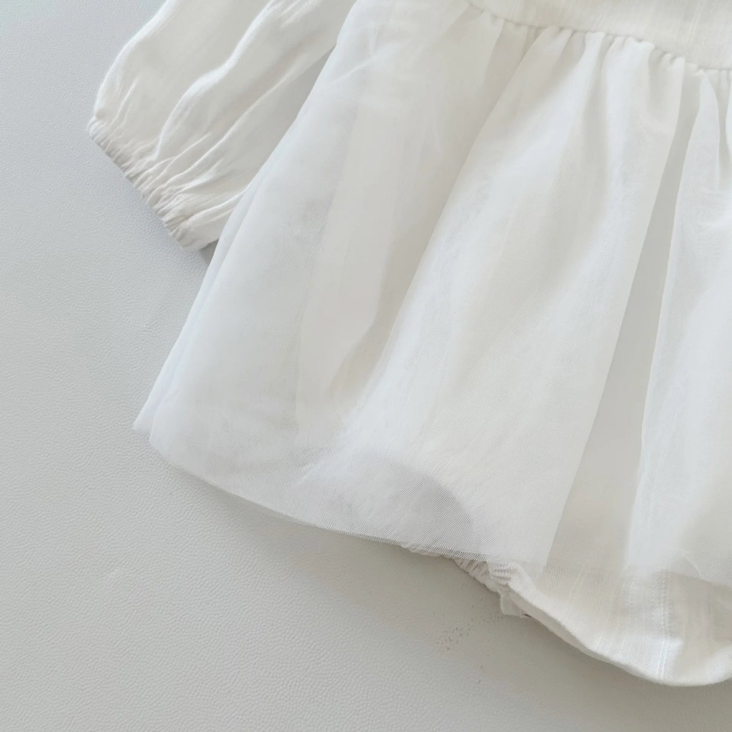 -ベビーロンパース 長袖スカートボディスーツ レース スワンワンポイント ホワイト - mamahalo shop - 長袖ロンパース -  べビー服 - 子供服 - 男の子 - 女の子