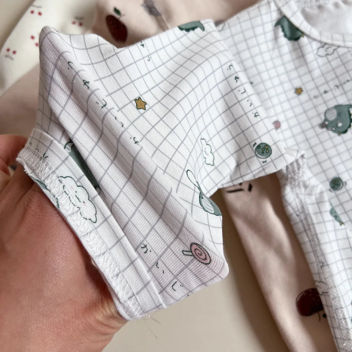 -ベビーロンパース プリント柄フロントボタン長袖ボディスーツ 3カラー【mh0006786】 - mamahalo shop - 長袖ロンパース -  べビー服 - 子供服 - 男の子 - 女の子