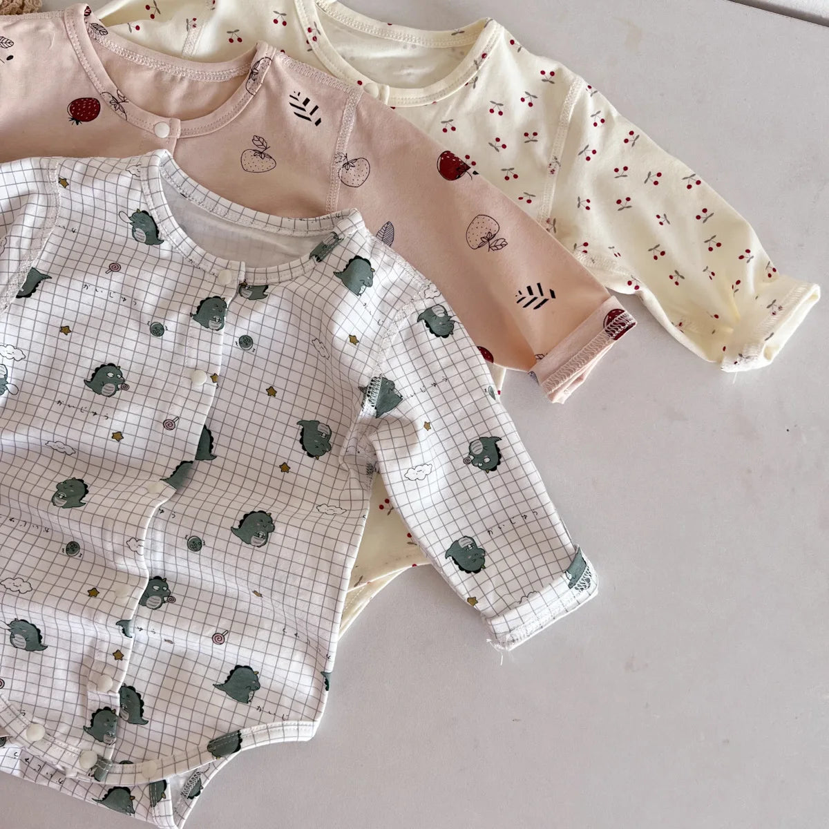 -ベビーロンパース プリント柄フロントボタン長袖ボディスーツ 3カラー【mh0006786】 - mamahalo shop - 長袖ロンパース -  べビー服 - 子供服 - 男の子 - 女の子