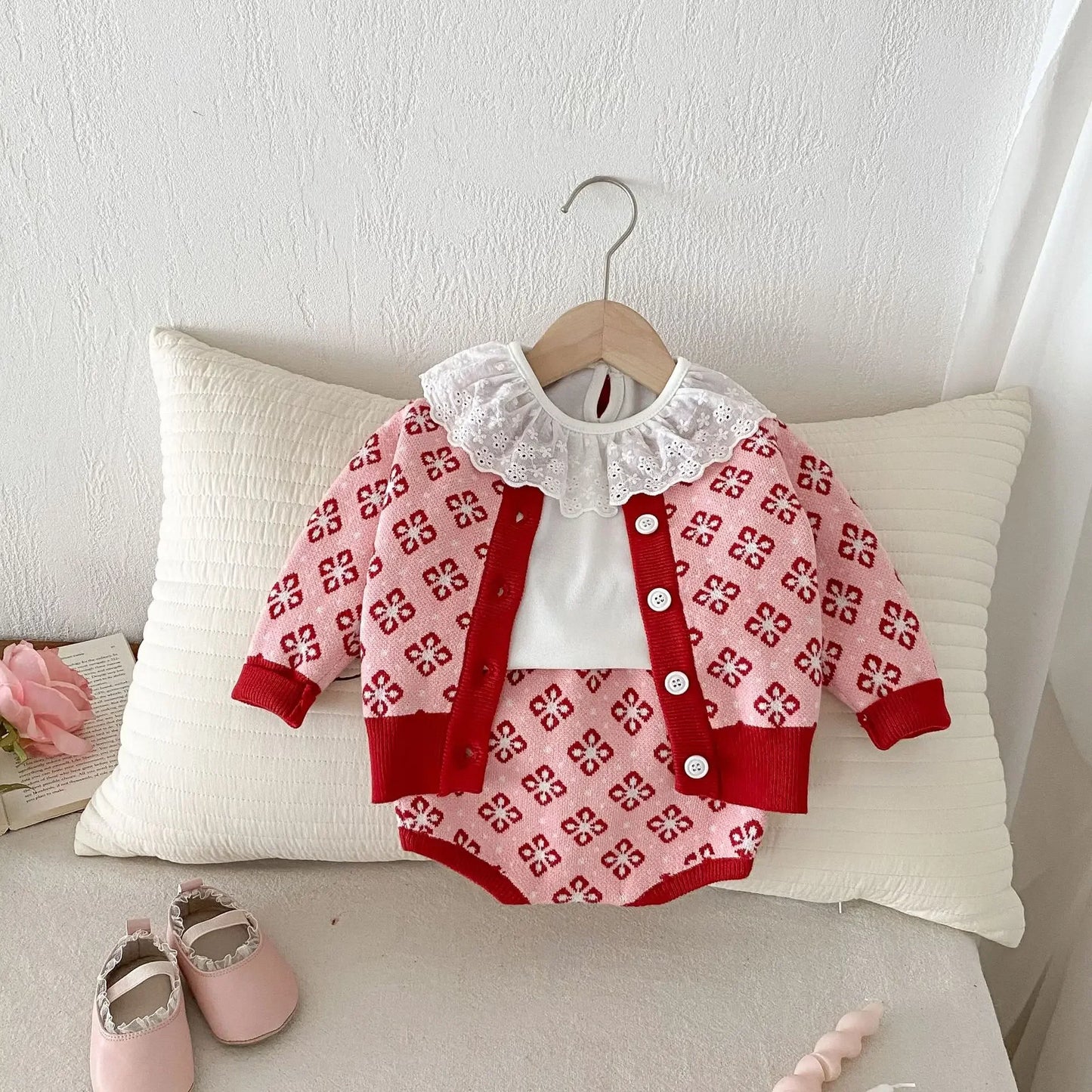 -ベビーセットアップ 2点セット レトロフラワーカーディガン+サスペンダーロンパース ピンクレッド - mamahalo shop - ロンパースセットアップ -  べビー服 - 子供服 - 男の子 - 女の子