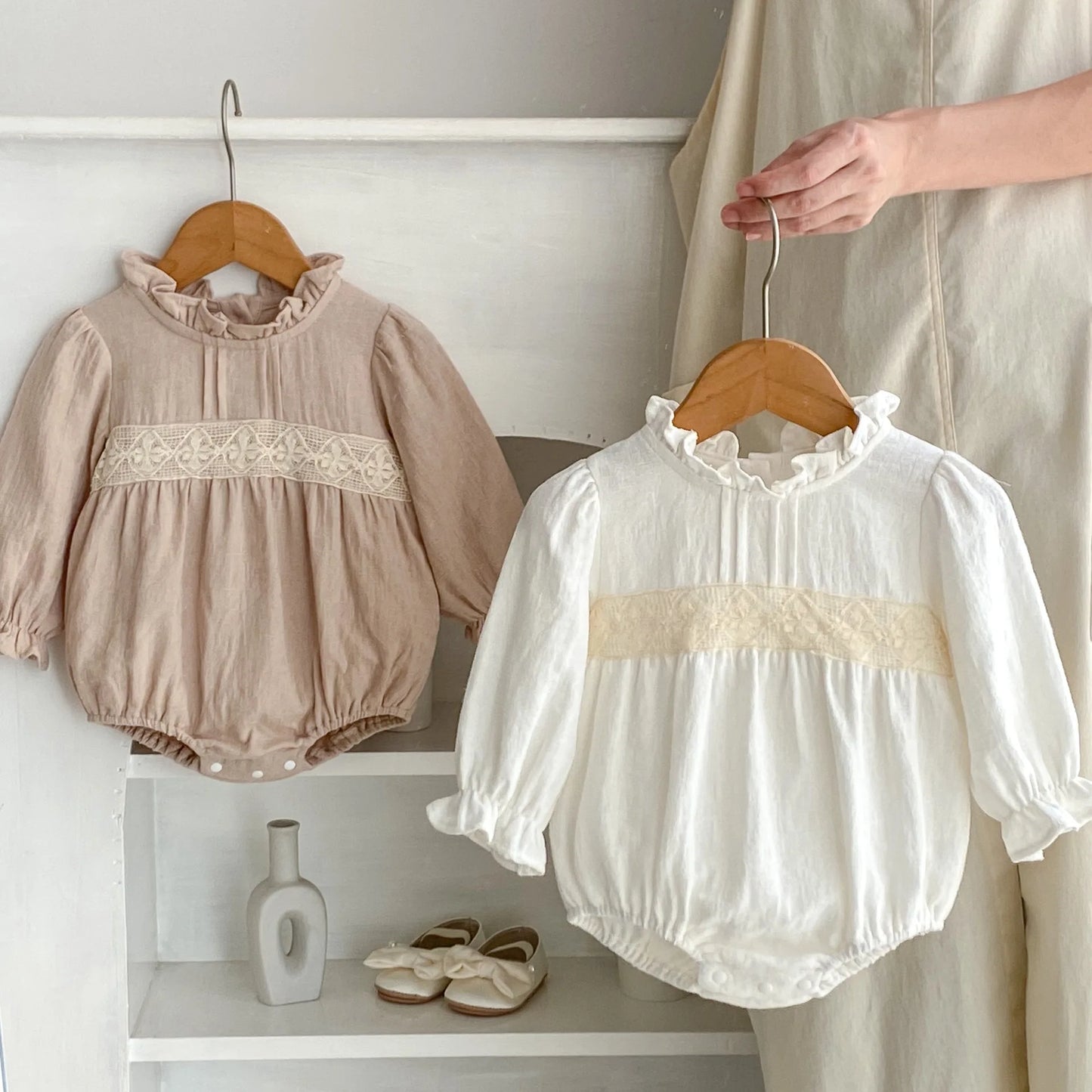 -ベビーロンパース スタンドフリルカラーレース長袖ボディスーツ 2カラー - mamahalo shop - 長袖ロンパース -  べビー服 - 子供服 - 男の子 - 女の子