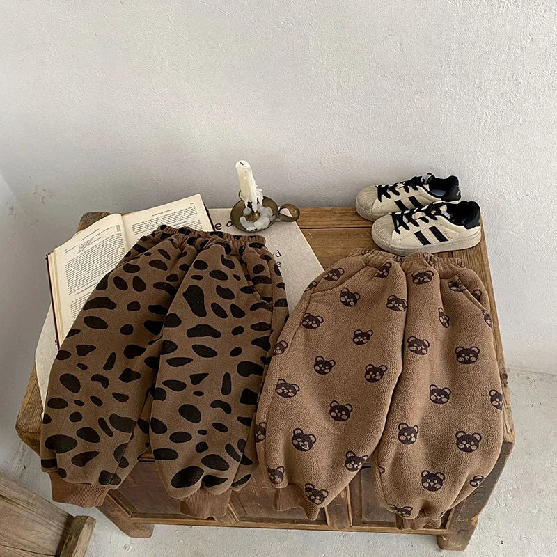 -ベビーパンツ フリーススウェットパンツ くまベア柄 レオパード柄プリント ブラウン【mh0003443】 - mamahalo shop - ロングパンツ・スウェットパンツ -  べビー服 - 子供服 - 男の子 - 女の子