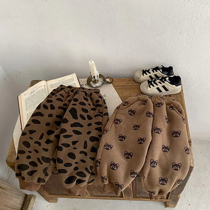 -ベビーパンツ フリーススウェットパンツ くまベア柄 レオパード柄プリント ブラウン【mh0003443】 - mamahalo shop - ロングパンツ・スウェットパンツ -  べビー服 - 子供服 - 男の子 - 女の子