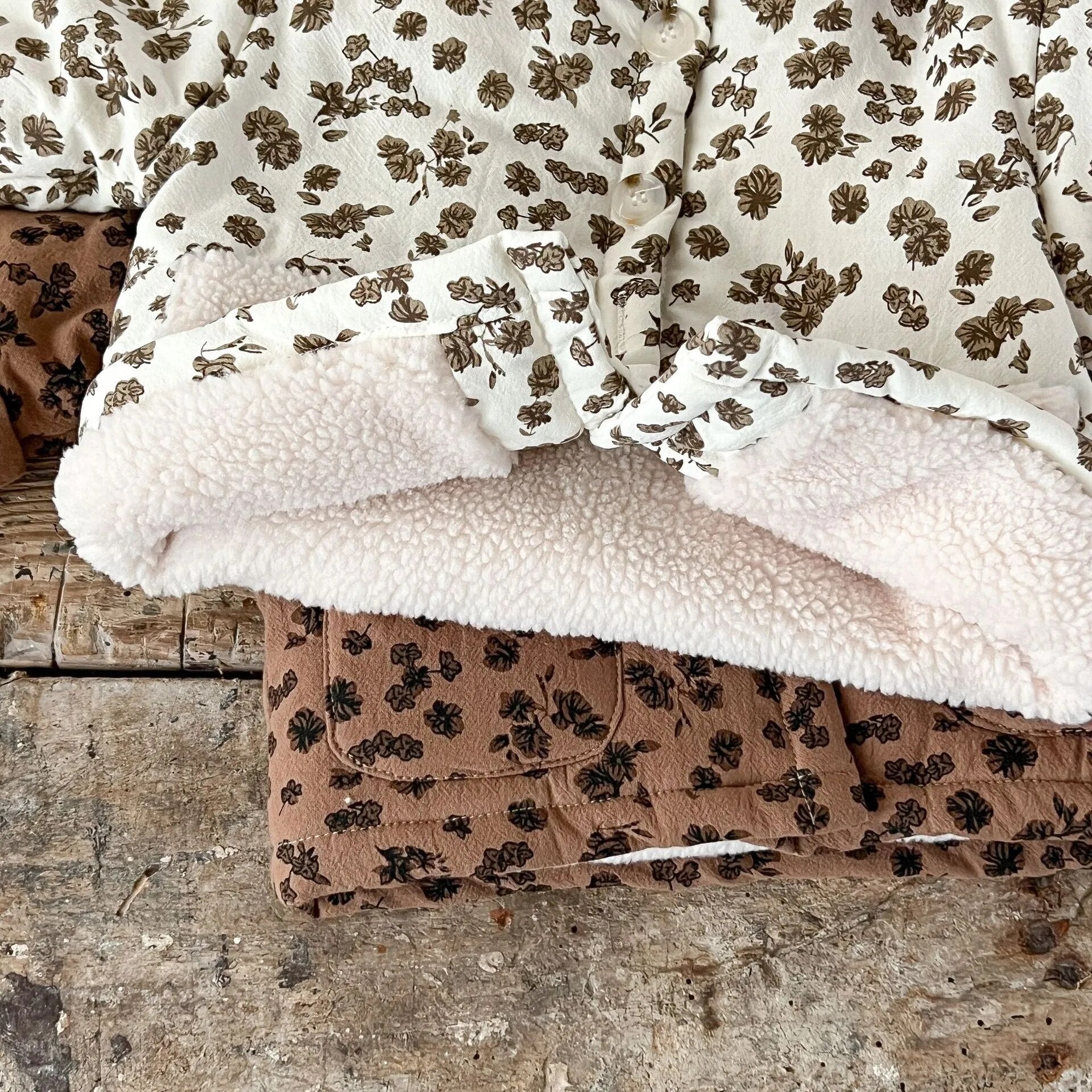 -ベビー ショートコート 裏ボア フラワー 花柄プリント アウター ベージュ ブラウン 2カラー ガールズ 女の子 子供服 - mamahalo shop - ショートコート・ジャケット・ジャンパー -  べビー服 - 子供服 - 男の子 - 女の子